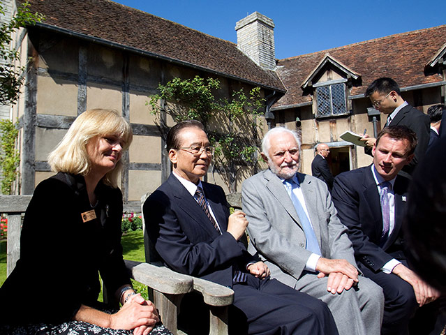 Wen Jiabao in UK: Wen Jiabao visits Shakespeare's birthplace in Stratford-upon-Avon