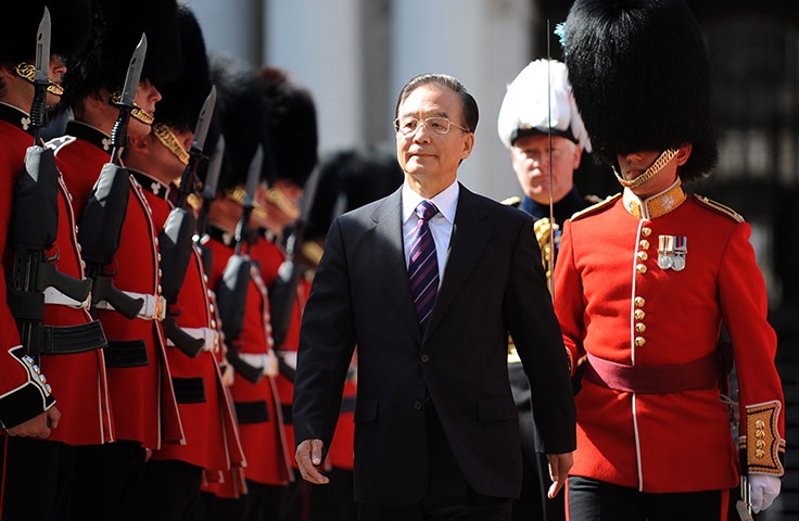 Wen Jiabao in UK: Wen Jiabao inspects a Guard of Honour