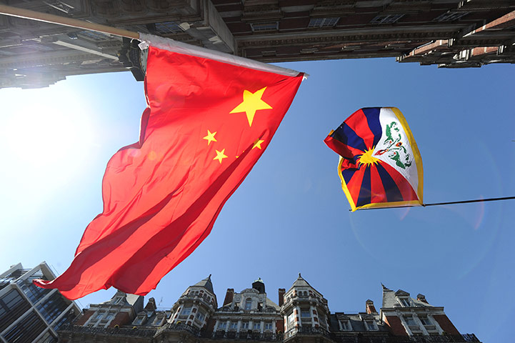 Wen Jiabao in UK: Chinese and Tibetan flags are flown by two groups of protester
