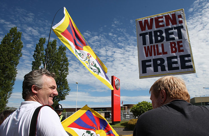 Wen Jiabao in UK: Protesters stand outside the MG car plant