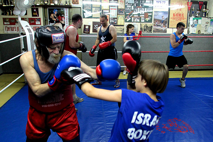 Jerusalem Boxing Gym: boxers train together
