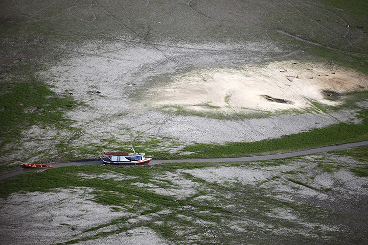 2010 extreme weather: Severe Drought Effects In Manaus Region
