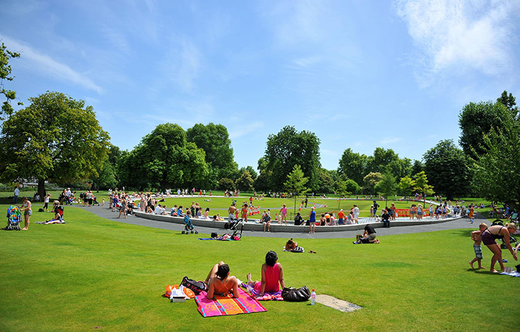 UK hot weather : UK hot weather 