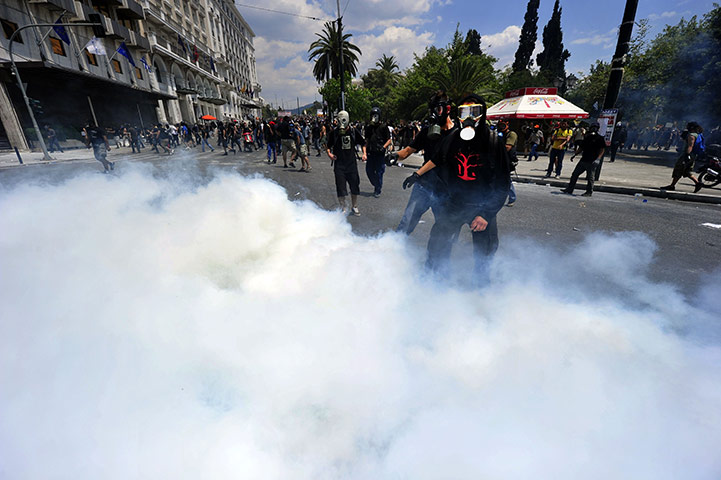 Greece strikes : Protesters amid clouds of teargas