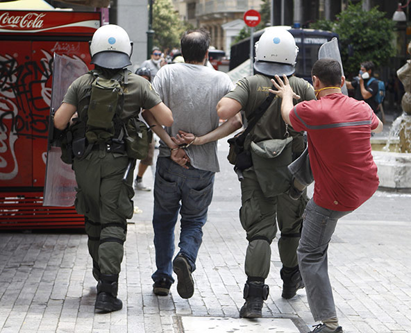 Greece strikes : A demonstrator kicks a policeman 