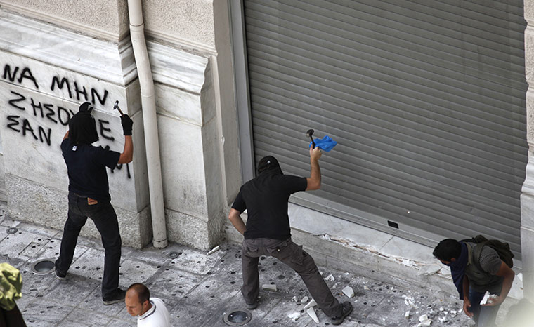 Greece strikes : Demonstrators chip away at buildings