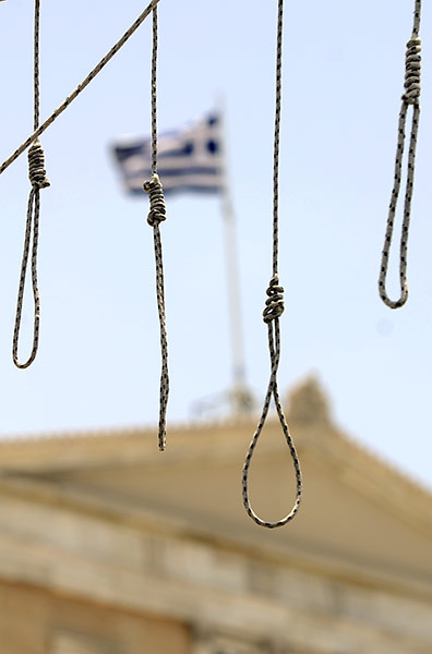 Greece strikes : A gallows set up by demonstrators in front of the Greek parliament 