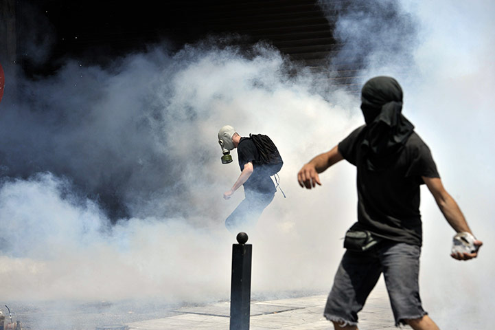Greece strikes : Masked protestors hurl stones 