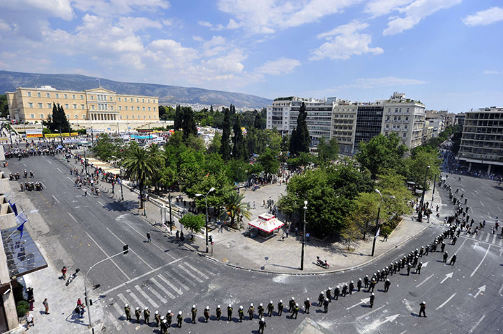Greece strikes : Riot police surround Syntagma square 