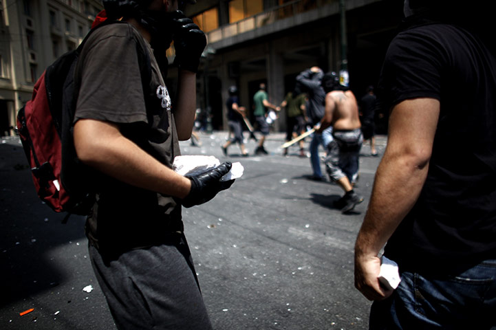 Greece strikes : Protesters prepare to throw stones at police