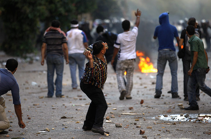 Cairo Clashes: Demonstrators throw stones in Cairo