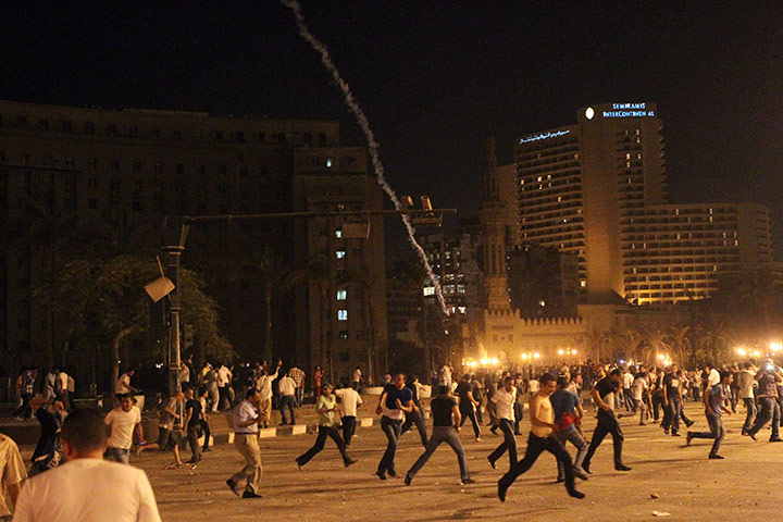 Cairo Clashes: Egyptian protesters flee as tear gas is fired