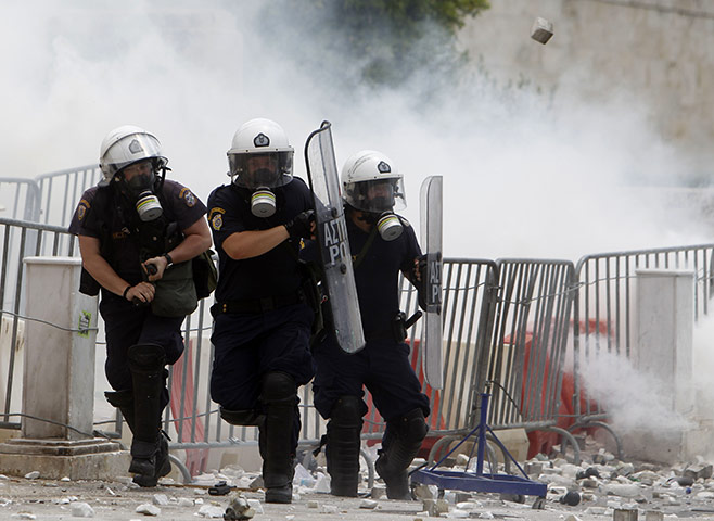 Greek strike day 2: Riot police run to avoid stones in Syntagma square 