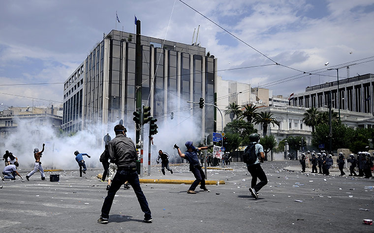 Greek strike day 2: Demonstrators clash with riot police in Syntagma square
