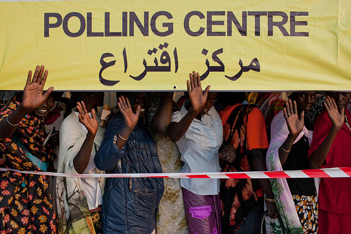 Southern Sudan: Southern women wave goodebye to northern Sudan