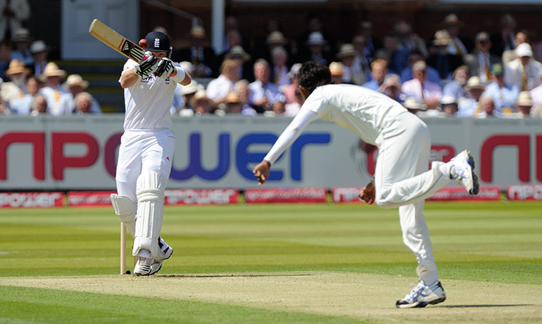 England v Sri Lanka 2nd: Bell hooks his first ball from Lakmal for four