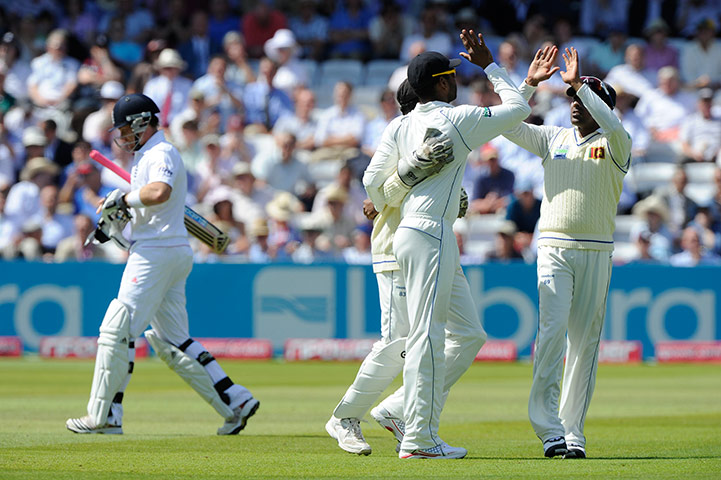 England v Sri Lanka 2nd: Paranavitana is congratulated after catching Ian Bell