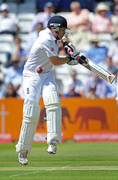 England v Sri Lanka 2nd: Bell gets a ball in the stomach from Fernando