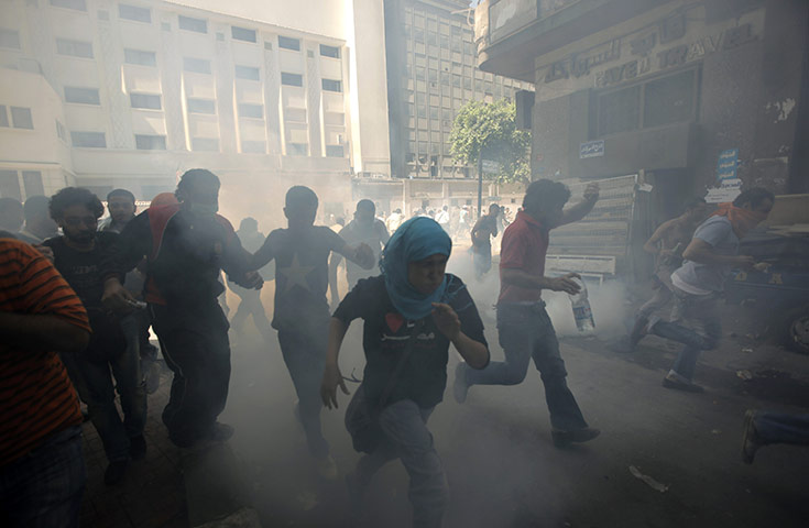 24 hours in pictures: clashes with security forces in Tahrir Square 