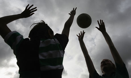 girls playing netball