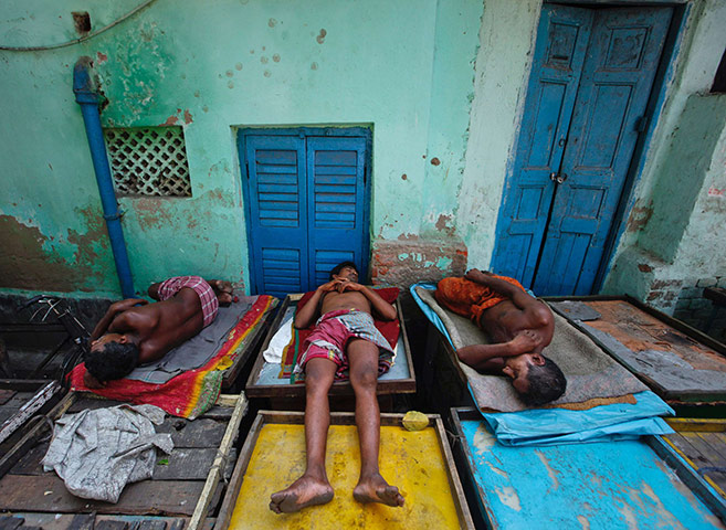 24 hours in pictures: Labourers sleep on handcarts in Kolkata