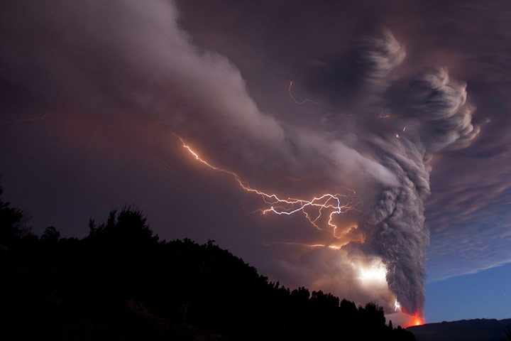 Puyehue volcano : Volcanic eruption in southern Chile forces evacuations