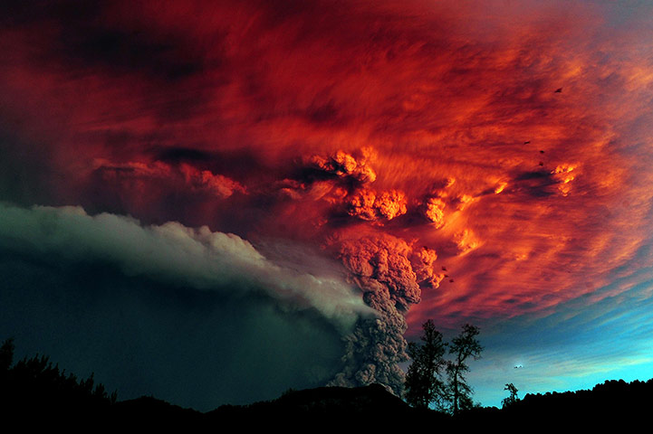 Puyehue volcano : A cloud of ash billowing from Puyehue 