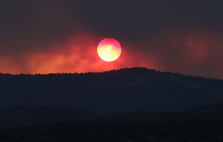 Arizona Wildfires: Smoke from the Wallow fire fills the sky as Sun sets