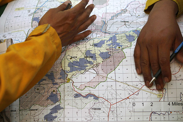 Arizona Wildfires: Firefighters review a map of the Wallow Wildfire