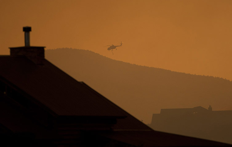 Arizona Wildfires: A helicopter flies through smoke