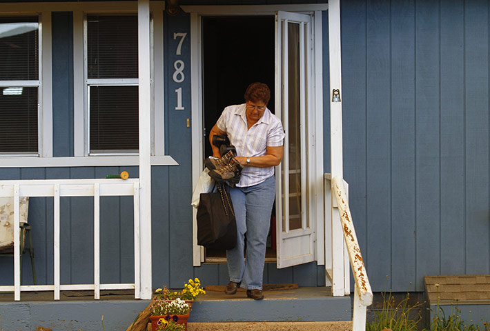 Arizona Wildfires: Linda Beal carries her belongings from her home