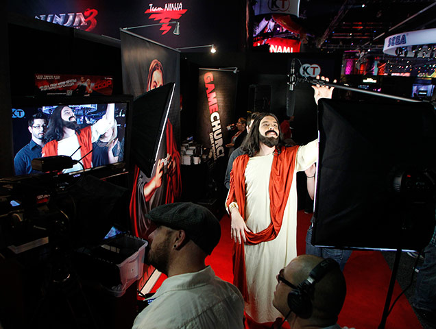 E3 expo: A man dressed as Jesus Christ for gamechurch.com, E3 expo