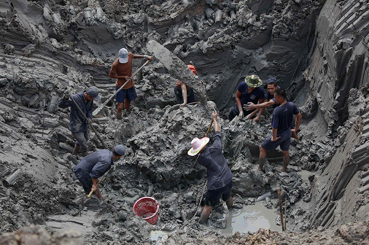 24 hours: Pathum Thani province, Thailand: Thai Air Force excavate plane wreckage