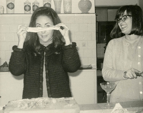 Liz Taylor Book: Elizabeth Taylor in the kitchen