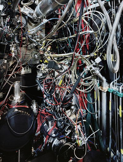 Struth: Thomas Struth, Technological Clutter