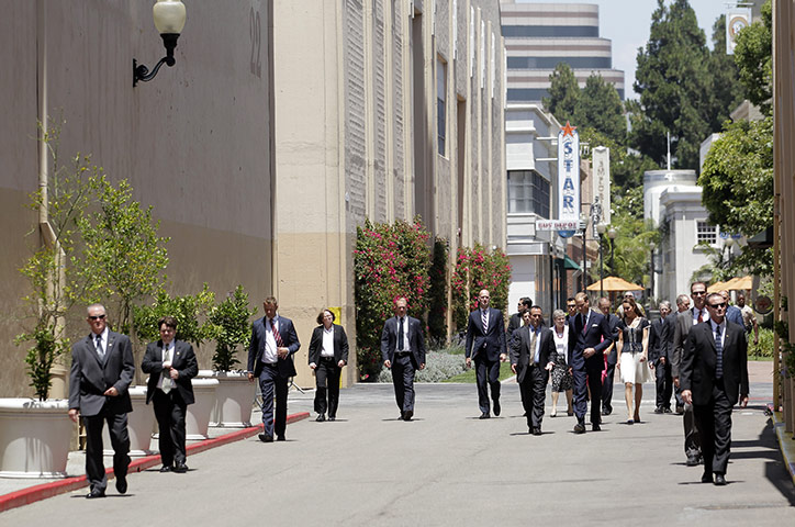 Royal visit to California: The Royal couple walk with Secret Service agents 