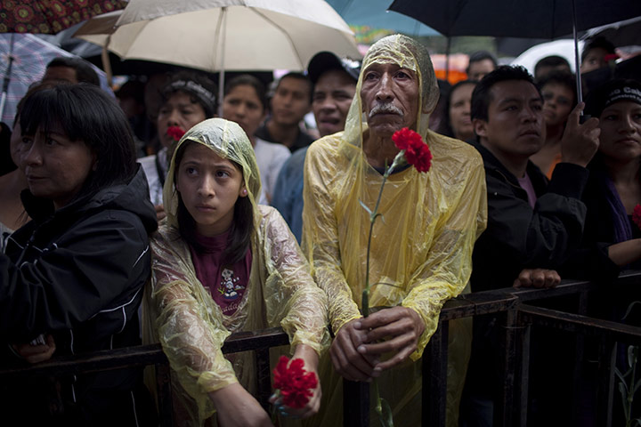  24 hours: Guatemala City, Guatemala: People at a concert in honour of Facundo Cabral 