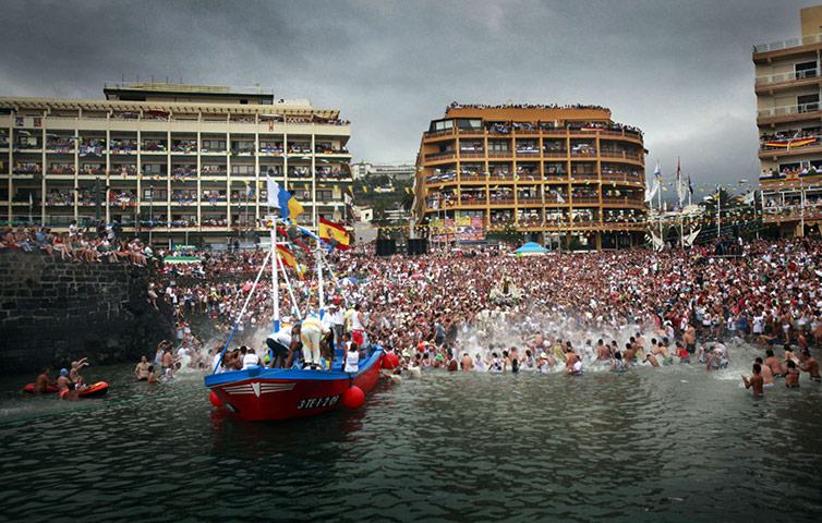 24 hours in pictures: he boat procession of the Virgen del Carmen