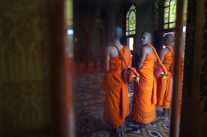 24 hours in pictures: Thai military officers dressed become monks