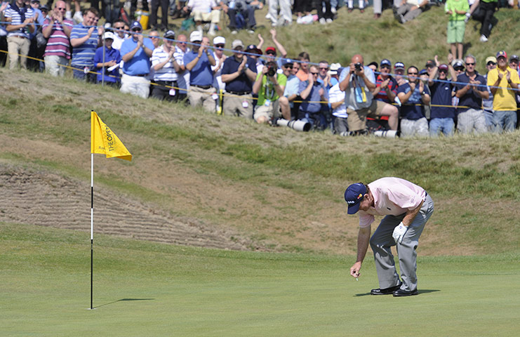 Tom Watson Hole in One: Tom Watson repairs his pitch mark after his hole in one