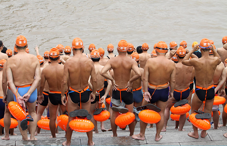 24 hours in pictures: wimmers prepare to cross the Yangtze River during River Crossing Festival