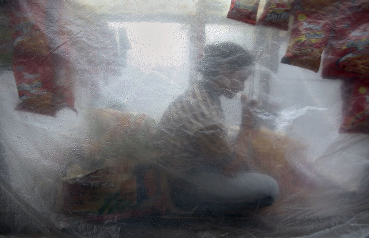 24 hours in pictures: roadside eatery in Noida, India