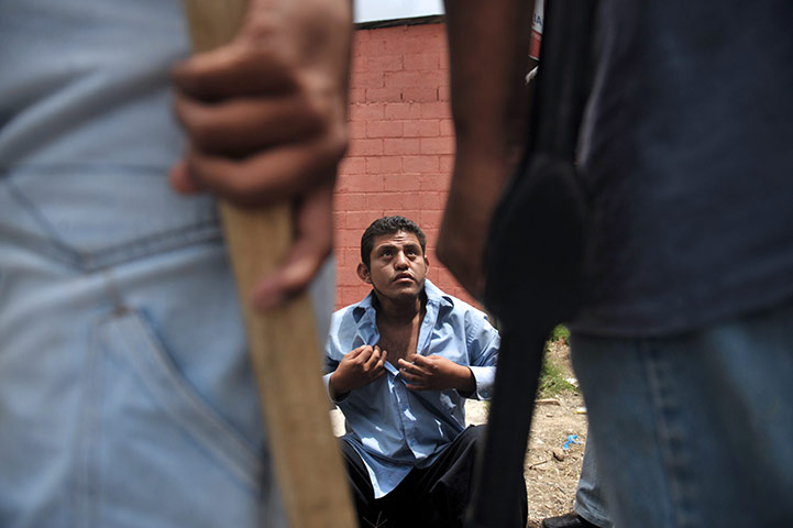 24 hours in pictures: armed vigilantes in guatemala