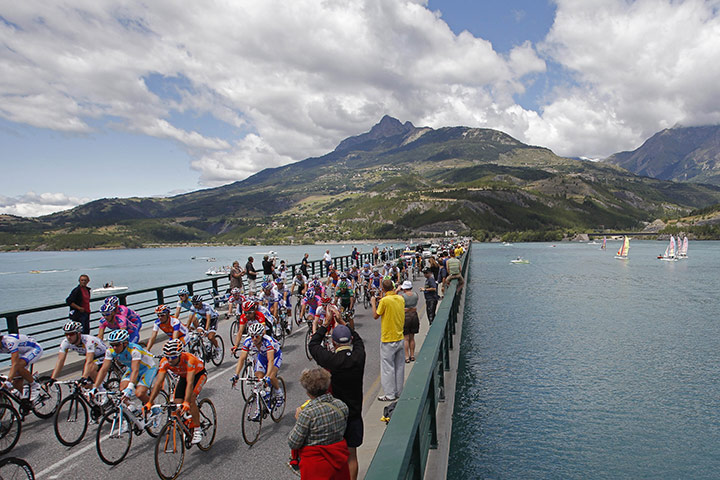 Tour de France stage 17: The peloton crosses Serre Poncon lake at Savines le Lac