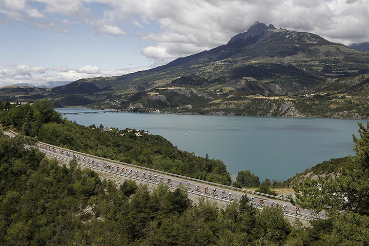 Tour de France stage 17: The peloton passes Serre Poncon lake at Savines le Lac
