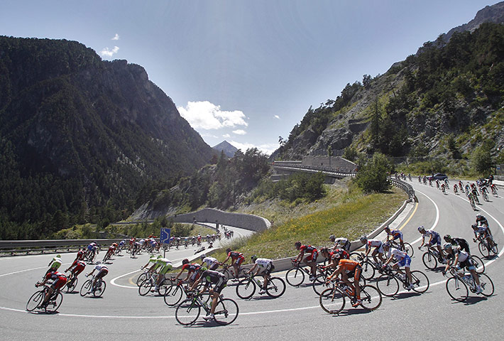 TDF Stage 17: The peloton snakes downhill 
