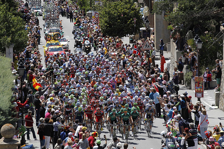 TDF Stage 17: The pack climbs La Chaussee