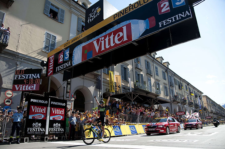 TDF Stage 17: Fans cheer as Edvald Boasson Hagen celebrates as he crosses the finish line