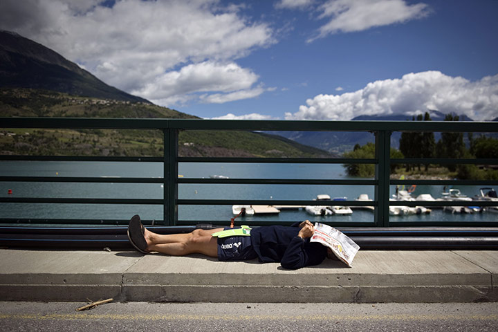 TDF Stage 17: The excitement is all to much for this fan