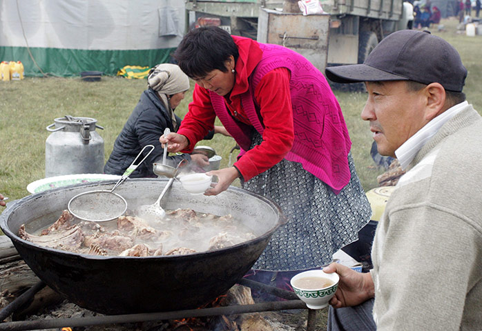 Son-Kul lake festival: Preparing traditional dinner